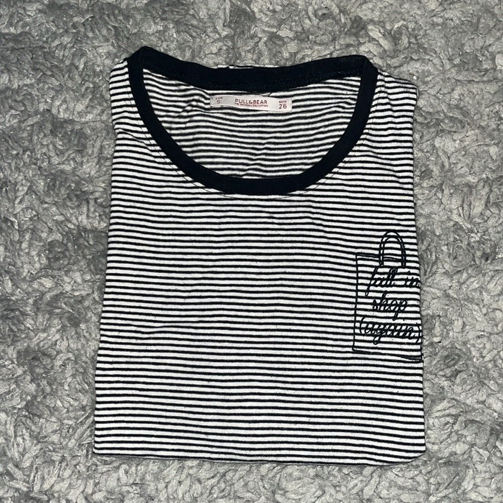FREE- STRIPED GRAPHIC TEE